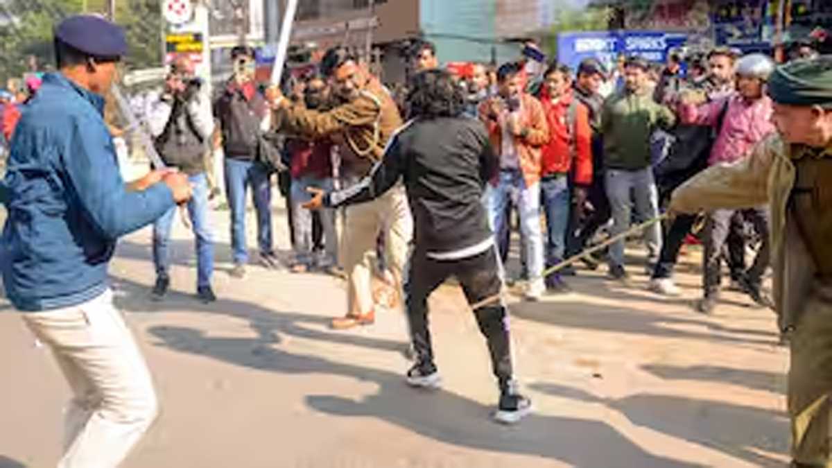 रांची : लाठीचार्ज की घटना में कार्रवाई की गुहार लेकर राज्यपाल के पास पहुंचे छात्र नेता